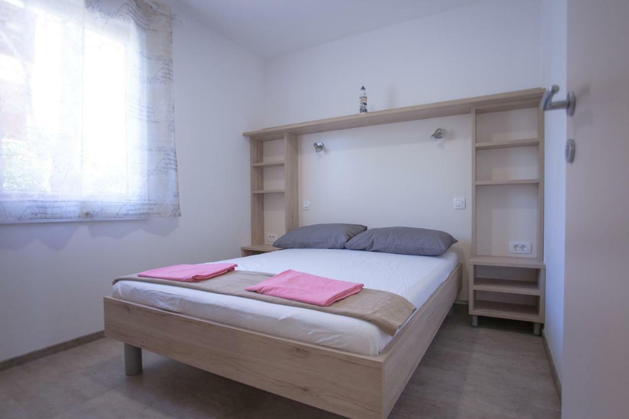 Bungalow Comfort 100 M From The Beach Premantura Exterior foto
