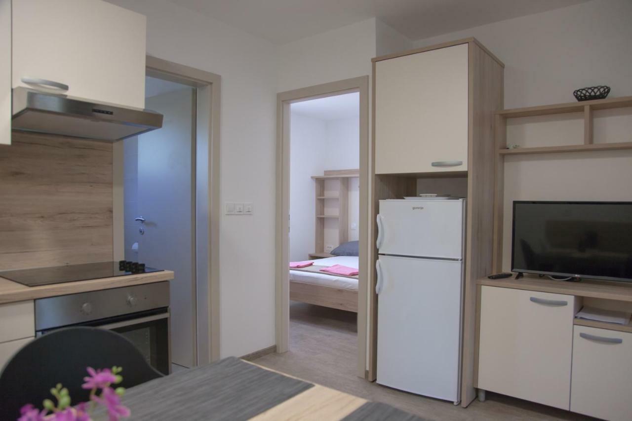 Bungalow Comfort 100 M From The Beach Premantura Exterior foto