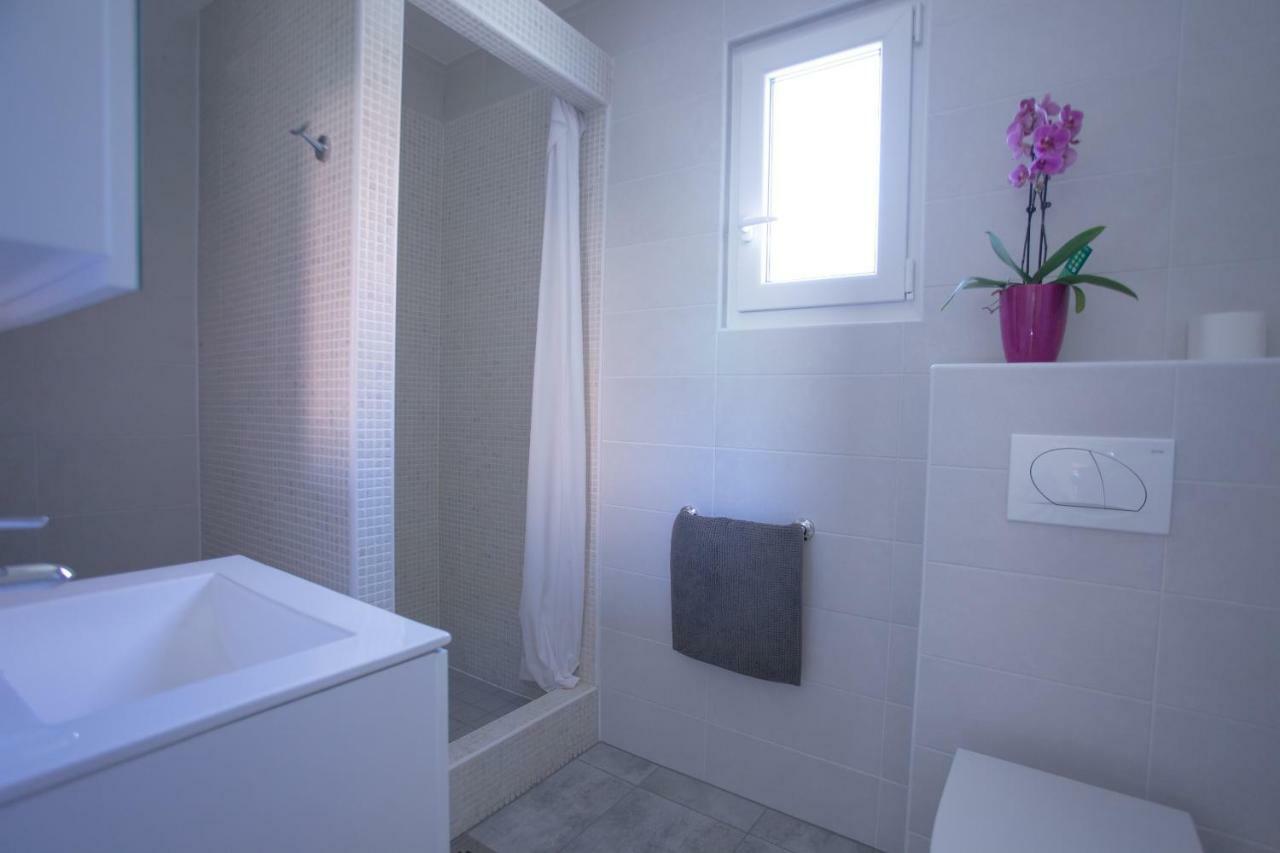 Bungalow Comfort 100 M From The Beach Premantura Exterior foto